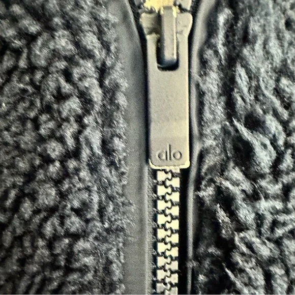 ✨Limited Edition✨ Alo Sherpa Edge Bomber in navy - Picture 6 of 14